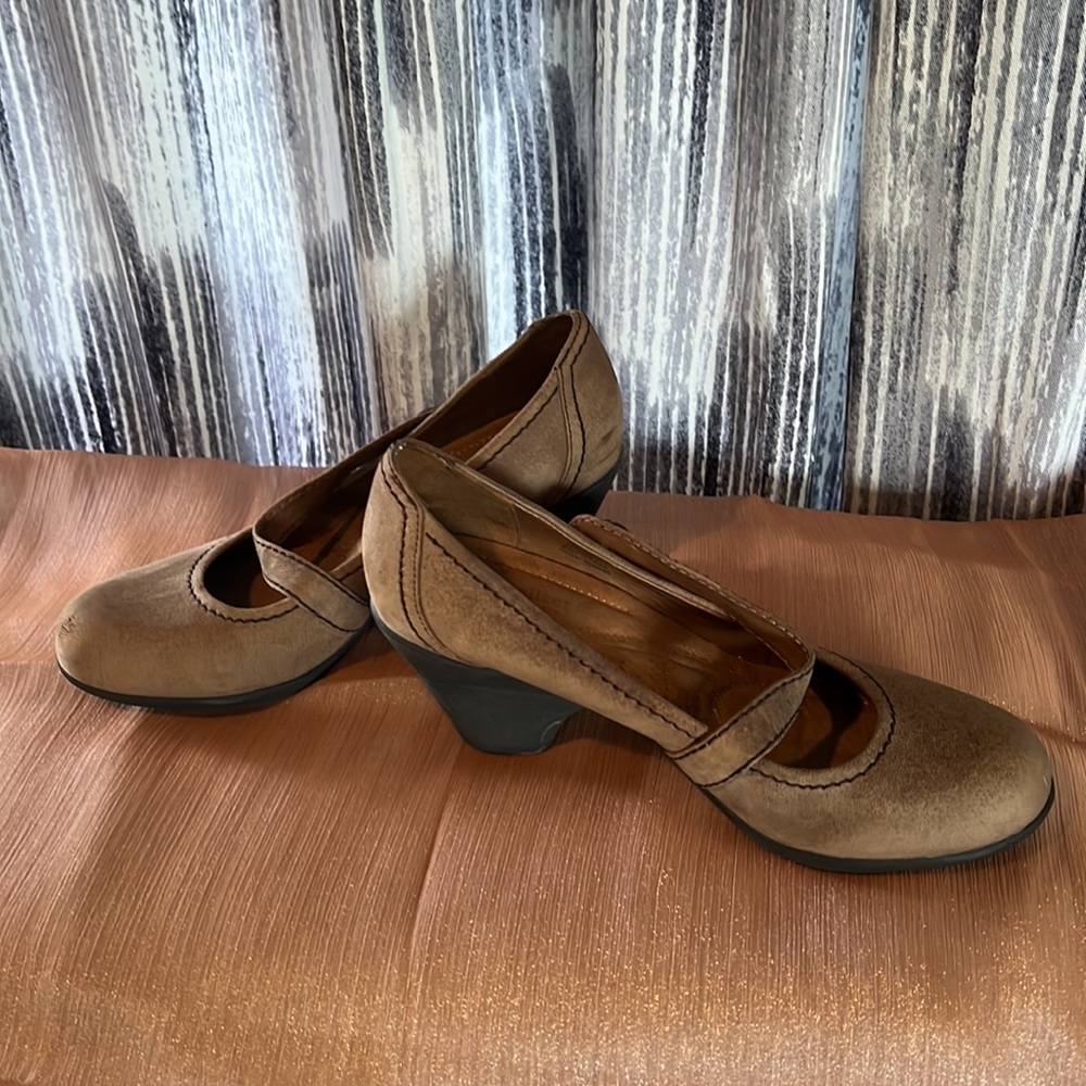 Naturalizer Heels - Picture 3 of 3